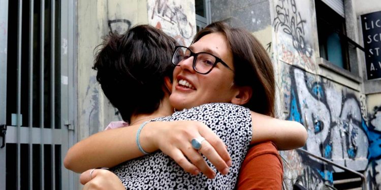 Studenti fuori da scuola (Ansa)