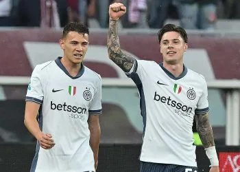 Kristjan Asllani e Nicola Zalewski con la maglia dell'Inter (Foto Ansa)