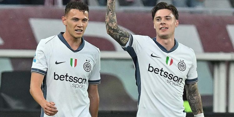 Kristjan Asllani e Nicola Zalewski con la maglia dell'Inter (Foto Ansa)