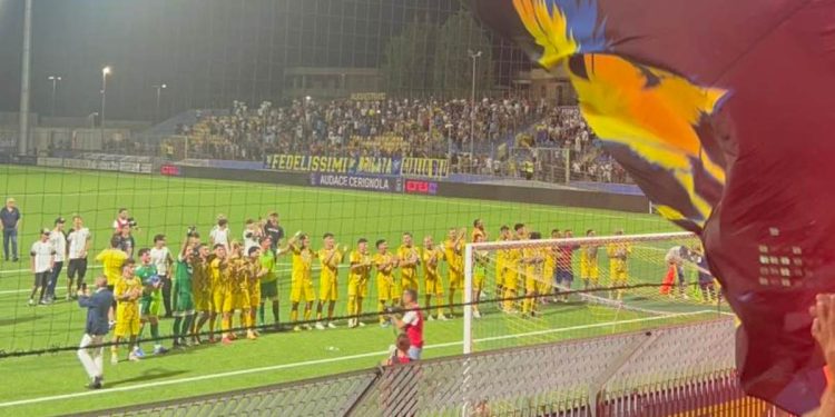 L'Audace Cerignola esulta con i suoi tifosi (da Facebook)