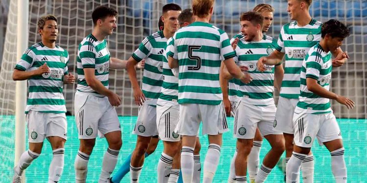 Il Celtic Glasgow in campo (Foto ANSA)
