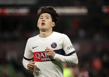 Lee Kang-in con la maglia del Paris Saint-Germain