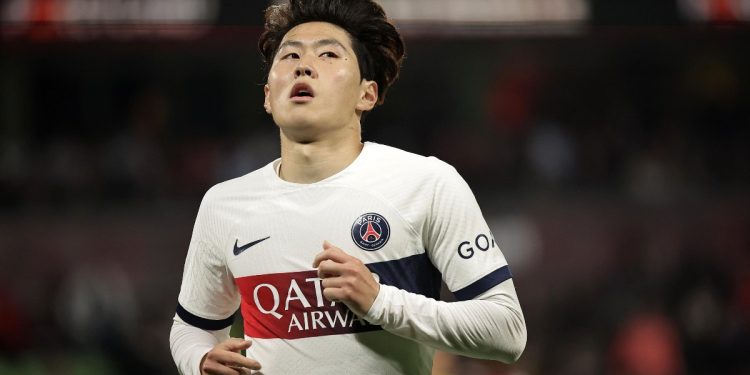 Lee Kang-in con la maglia del Paris Saint-Germain