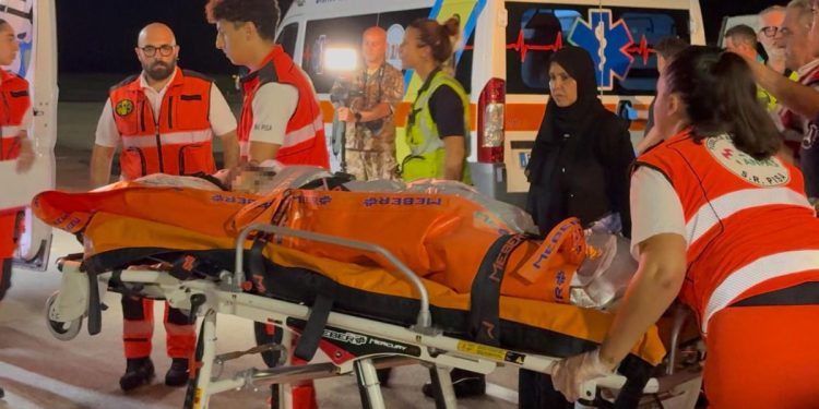 L'arrivo a Pisa di Marah Abu Zuhri, la 20enne palestinese denutrita (Foto: ANSA/ENRICO MATTIA DEL PUNTA)