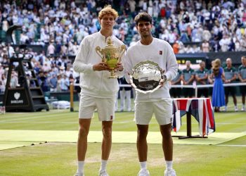 Jannik Sinner e Carlos Alcaraz con i trofei di Wimbledon (Foto ANSA)