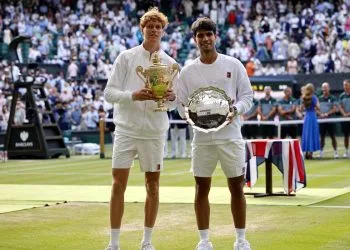 Jannik Sinner e Carlos Alcaraz con i trofei di Wimbledon (Foto ANSA)