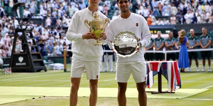Jannik Sinner e Carlos Alcaraz con i trofei di Wimbledon (Foto ANSA)