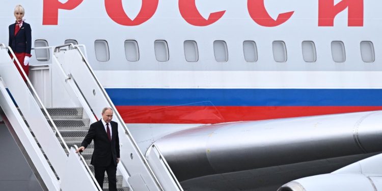 Il presidente russo Vladimir Putin al suo arrivo ad Anchorage, in Alaska, 15 agosto 2025 (Ansa)