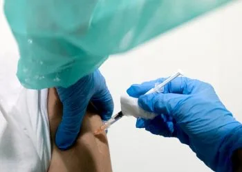 La FDA cambia posizione sul vaccino covid: secondo il dottor Vinay Prasad ci sarebbero prove su almeno 10 decessi tra i bambini causati dal composto 