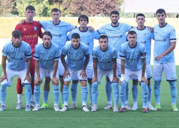 L'Albinoleffe schierato in campo (da facebook.com/UCAlbinoLeffe1998)