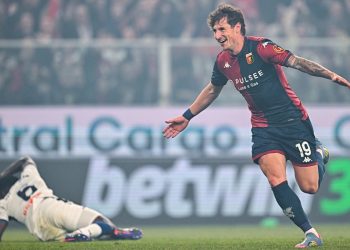 Andrea Pinamonti esulta con la maglia del Genoa (Foto ANSA)