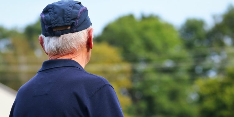 Anziano di spalle