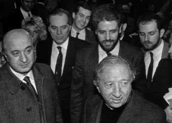 Don Luigi Giussani (al centro in primo piano) accompagnato da Ciriaco De Mita e Roberto Formigoni. Assago, 6 febbraio 1987 (Ansa)