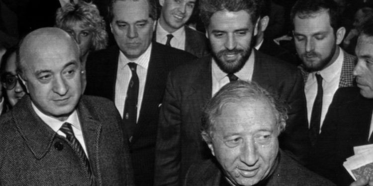 Don Luigi Giussani (al centro in primo piano) accompagnato da Ciriaco De Mita e Roberto Formigoni. Assago, 6 febbraio 1987 (Ansa)