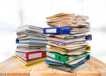 Documenti in fila sul tavolo