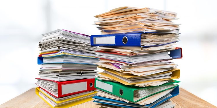 Documenti in fila sul tavolo