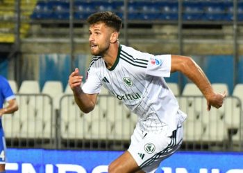 Eljon Toci con la maglia della Dolomiti Bellunesi (da facebook.com/DolomitiBellunesiOfficial)