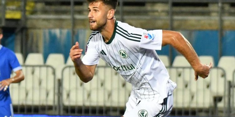 Eljon Toci con la maglia della Dolomiti Bellunesi (da facebook.com/DolomitiBellunesiOfficial)