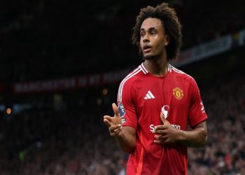 Joshua Zirkzee con la maglia del Manchester United