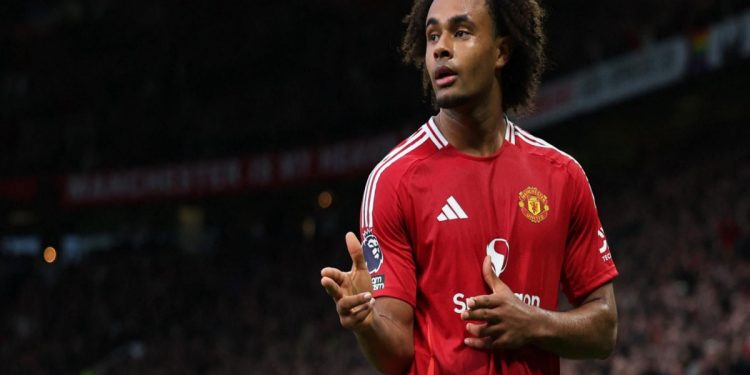Joshua Zirkzee con la maglia del Manchester United