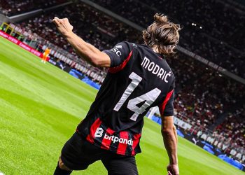 Luka Modric batte un angolo con il Milan (da facebook.com/LaGazzettaDelloSport)