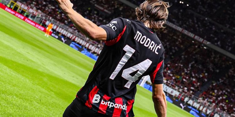 Luka Modric batte un angolo con il Milan (da facebook.com/LaGazzettaDelloSport)