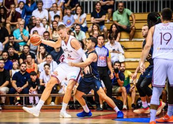 Marco Spissu contro Kristaps Porzingis in Italia Lettonia (da facebook.com/FIPufficiale)