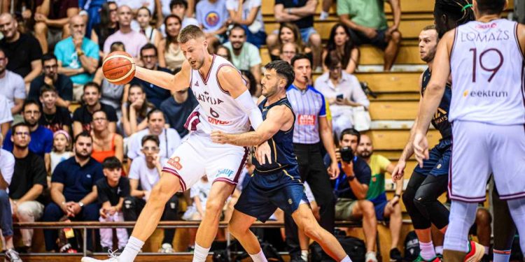 Marco Spissu contro Kristaps Porzingis in Italia Lettonia (da facebook.com/FIPufficiale)