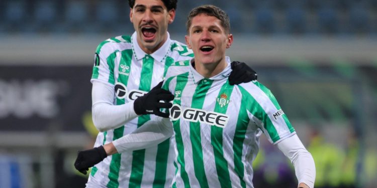 Sergi Altimira esulta con il Betis (Foto ANSA)