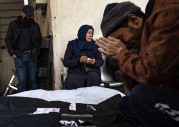 Famiglia palestinese piange i propri congiunti morti a seguito di un bombardamento israeliano sul campo profughi di Rafah, febbraio 2024 (Ansa)
