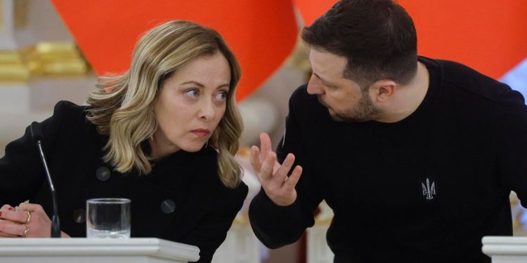 Giorgia Meloni, presidente del Consiglio, con il presidente ucraino Volodymyr Zelensky (Ansa)