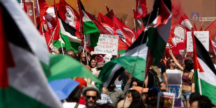 Corteo pro-pal e Potere al popolo, Roma, 21 giugno 2025 (Ansa)