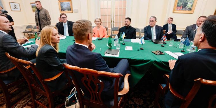 Il tavolo di Trump, Zelensky e i rappresentanti Ue (Foto: ANSA)
