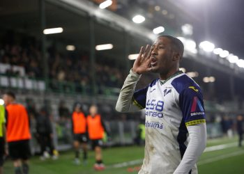 Jackson Tchatchoua esulta dopo aver segnato un gol col Verona (Foto Ansa)