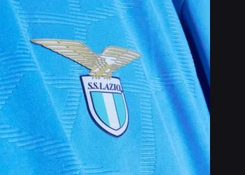 Il logo della Lazio sulla maglia (da facebook)