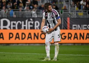 Manuel Locatelli sul dischetto del rigore con la Juventus (Foto ANSA)