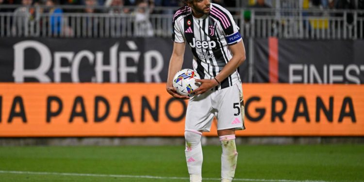 Manuel Locatelli sul dischetto del rigore con la Juventus (Foto ANSA)