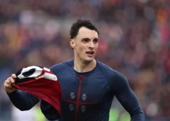 Nadir Zortea esulta dopo un gol segnato col Cagliari (Foto Ansa)