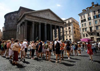 Turisti in visita al Pantheon di Roma (Ansa)