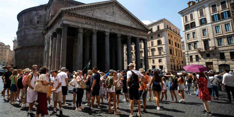 Turisti in visita al Pantheon di Roma (Ansa)