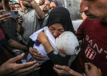 Una nonna palestinese piange il nipote, Yaman Al Zaneen, ucciso nella Striscia di Gaza il 14 ottobre 2024 (Ansa)