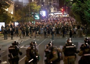 Serbia: scontri a Belgrado