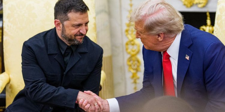 Il presidente ucraino Volodymyr Zelensky durante il vertice con Donald Trump alla Casa Bianca, 18 agosto 2025 (Ansa)
