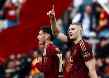 Artem Dovbyk esulta dopo un gol segnato per la Roma (Foto Ansa)