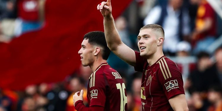 Artem Dovbyk esulta dopo un gol segnato per la Roma (Foto Ansa)