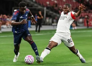 Musah, a destra, lotta con Saka nell'amichevole Arsenal-Milan (Foto Ansa)