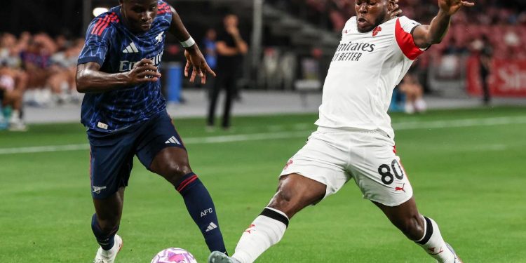 Musah, a destra, lotta con Saka nell'amichevole Arsenal-Milan (Foto Ansa)