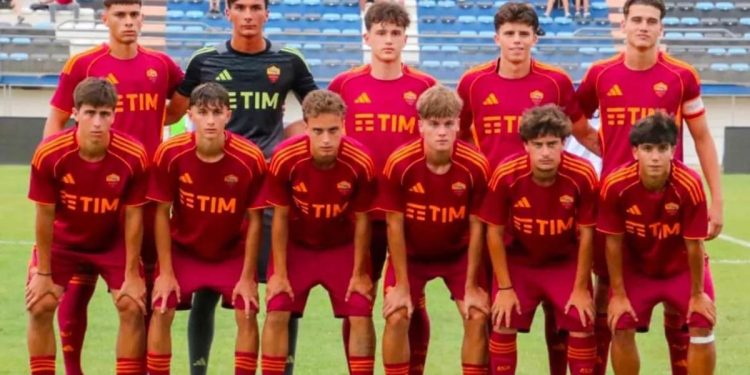 La Roma Primavera schierata in campo (da Facebook)