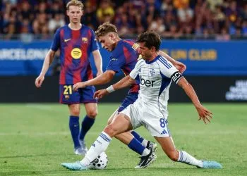 Sergi Roberto lotta con Fermin Lopez del Barcellona in amichevole (Foto Ansa)