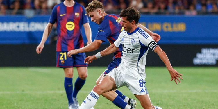Sergi Roberto lotta con Fermin Lopez del Barcellona in amichevole (Foto Ansa)